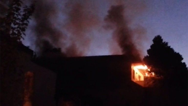 Bomberos tuvieron que apagar tres veces un incendio en un quincho en pleno centro