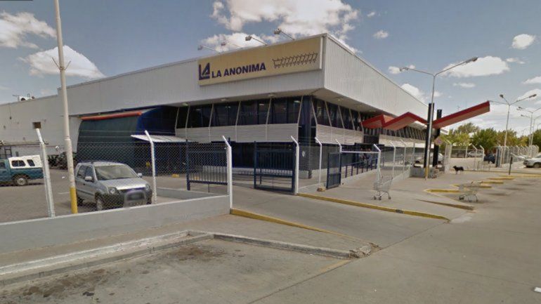 El hecho ocurrió en La Anónima que está en Plaza Huincul.