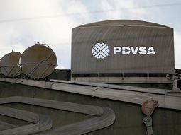 Un letrero que representa imágenes de operaciones petroleras se ve fuera de un edificio de la petrolera estatal venezolana PDVSA en Caracas, Venezuela. REUTERS/Carlos