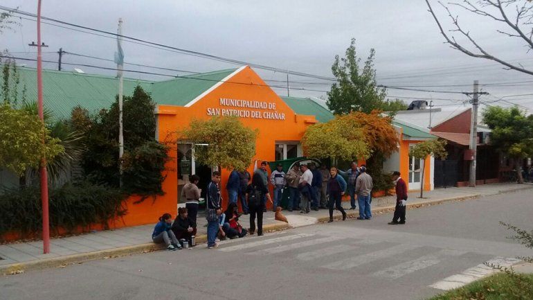 Continúa tomado el municipio de El Chañar por trabajadores de ATE