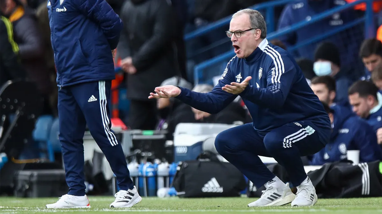 Bielsa muy silbado tras sufrir otra goleada y enojado con la prensa