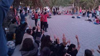 con corte de calle y clases publicas, los estudiantes toman el rectorado de la unco