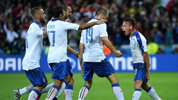 Italia metió dos goles en el debut del grupo E de la Eurocopa.