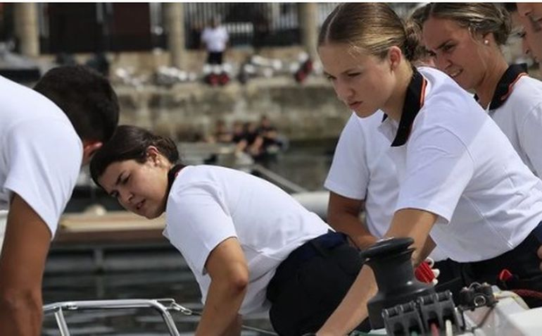 Leonor con sus compañeros, en su primera salida naval. Leonor con sus compañeros, en su primera salida naval.