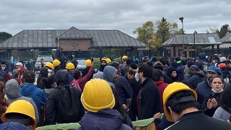 Protesta frente a la residencia de Luis Caputo. Protesta frente a la residencia de Luis Caputo.