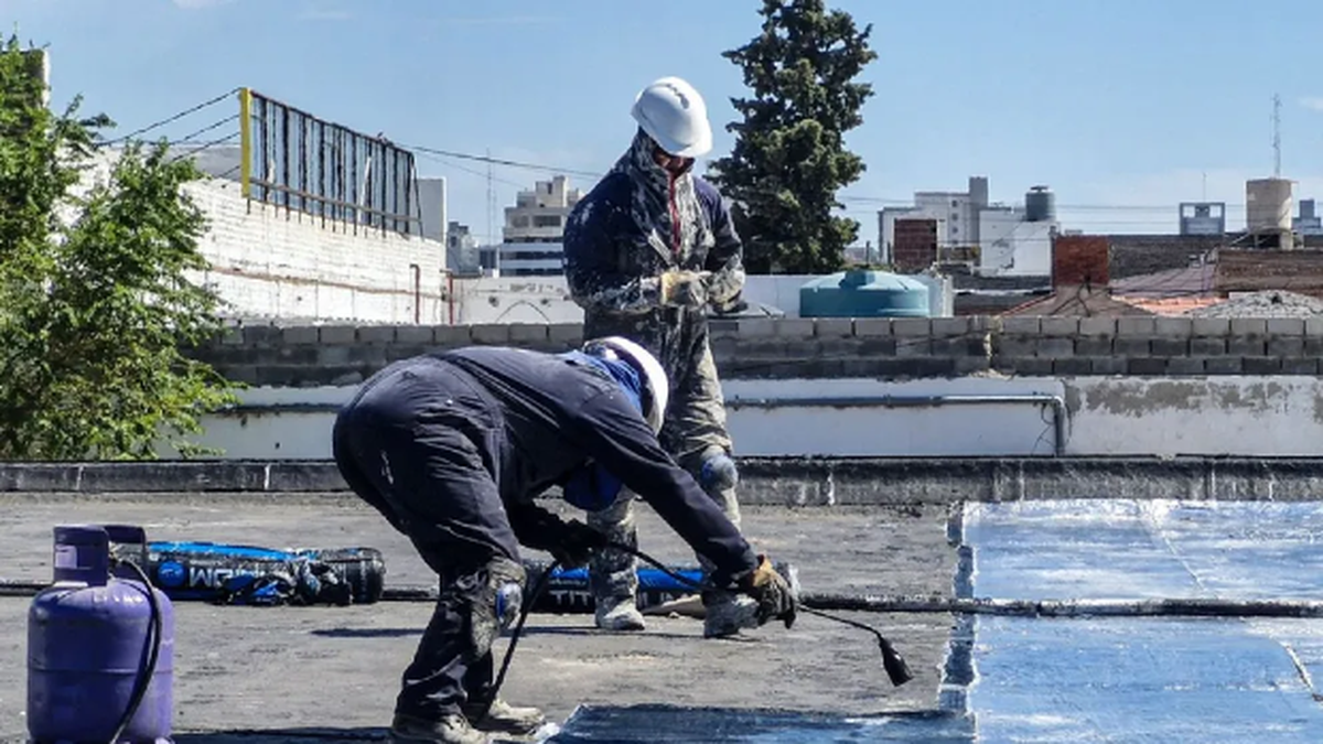 Operarios trabajan en un establecimiento escolar.