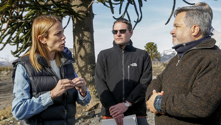 Funcionarios acompañaron la comitiva de la CAF en su recorrida por rutas neuquinas. Funcionarios acompañaron la comitiva de la CAF en su recorrida por rutas neuquinas.