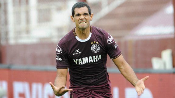 El festejo de Sand tras ejecutar con categoría el penal discutido.