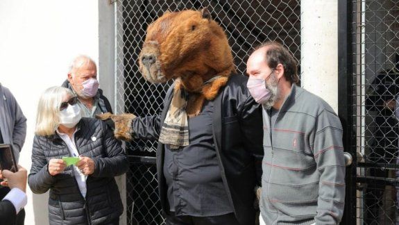 Las personas se tomaban fotos con el hombre carpincho.&nbsp;
