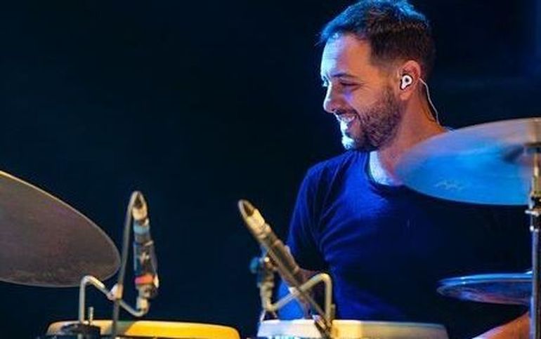 Ariel Sánchez, baterista de Rada Tilly, Chubut. En su currículum están La Peña de Morfi, Diego Torres y, ahora, Ricky Martin. Ariel Sánchez, baterista de Rada Tilly, Chubut. En su currículum están La Peña de Morfi, Diego Torres y, ahora, Ricky Martin.