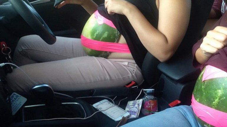 Las tres chicas aguzaron su ingenio para ingresar al cine con las sandías que tanto querían comerse.