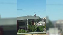 alarma en ciudad judicial: un hombre amenaza con saltar de un techo