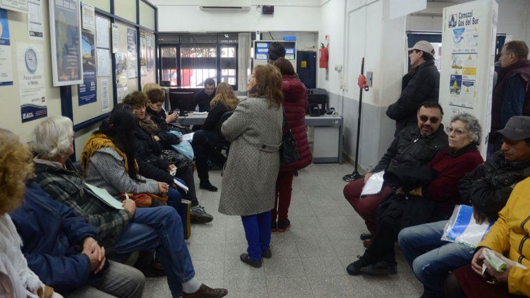 Los usuarios de la empresa en la ciudad tenían muchas dudas de qué hacer. La Defensoría del Pueblo recomendó esperar la nueva facturación.