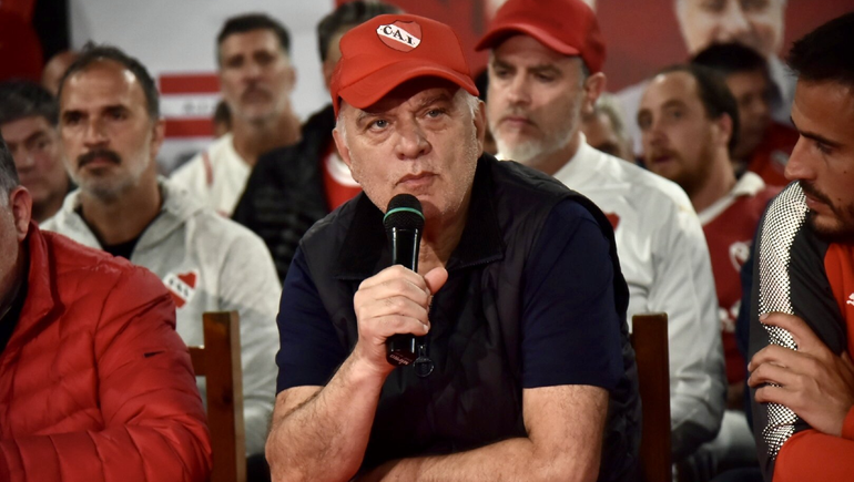 El intendente de Lanús pidió licencia en el cargo público que tiene y estará un mes con total disponibilidad para Independiente.&nbsp;