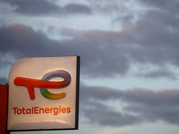 FOTO DE ARCHIVO. Un cartel con el logo de la compañía francesa de petróleo y gas TotalEnergies aparece en una gasolinera en Vertou, cerca de Nantes, Francia. 26 de octubre de 2022. REUTERS/Stephane