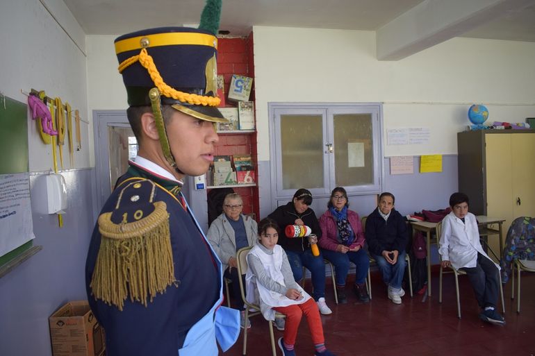 Marcelo Menghi llegó a Covunco a finales del año pasado y le otorgaron el honor de ser el Abanderado para portar la Bandera de Guerra de la unidad. En la actualidad es subteniente.