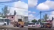 le chocan la camioneta, fue a buscar una pala mecanica y rompio tres colectivos