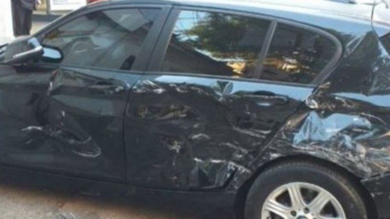 Encontró a su novio con una mujer y le destrozó el auto