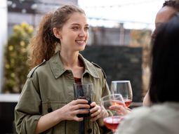 El consumo de alcohol en la Generación Z crece y se acerca al de otras generaciones. El consumo de alcohol en la Generación Z crece y se acerca al de otras generaciones.