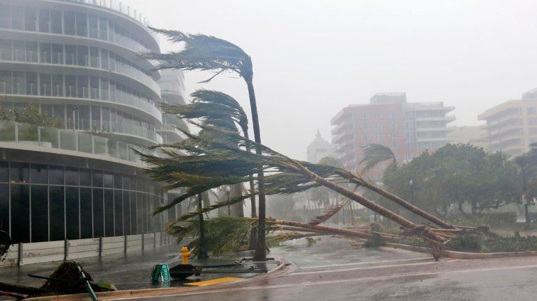 Más de 800 mil personas se quedaron sin suministro de luz. El huracán Irma llegó a EE.UU. con categoría 3 y castigó con furia las costas de Florida. Hubo ráfagas de viento de 230 km/h.