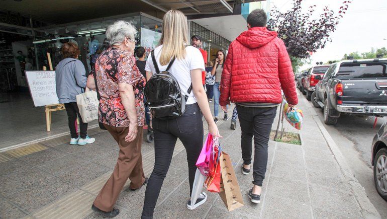 Mallas y remeras, lo que más se regala en Navidad
