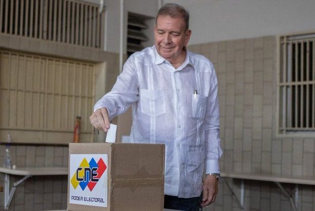 Edmundo González Urrutia, pone su voto en la urna.