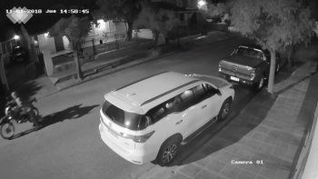 encapuchado aprovecho la noche y se robo una moto en alta barda encapuchado aprovecho la noche y se robo una moto en alta barda