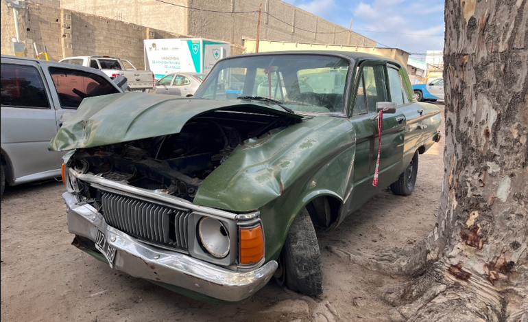 Un Ford Falcon del 78 que está algo flojo de chapa: $280.000 para empezar a hablar.