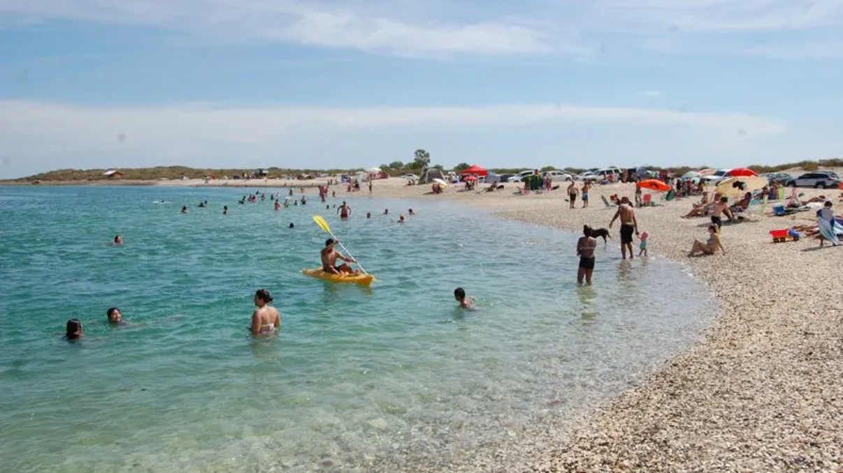Las aguas de Punta Perdices son completamente transparentes y calmas, ideales para hacer snorkeling y nadar.&nbsp; 