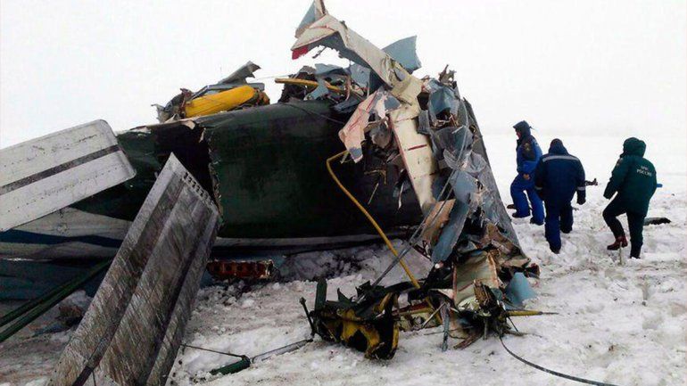 Hallan dos cajas negras del avión ruso que se estrelló y dejó 71 muertos