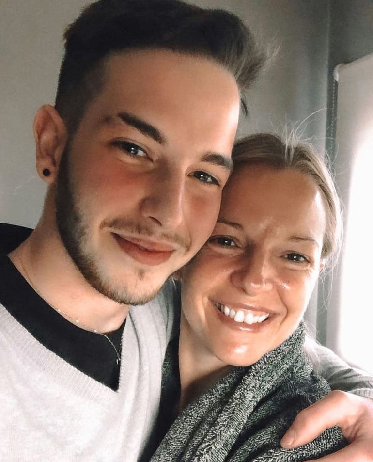 La conductora y su hijo Manuel
