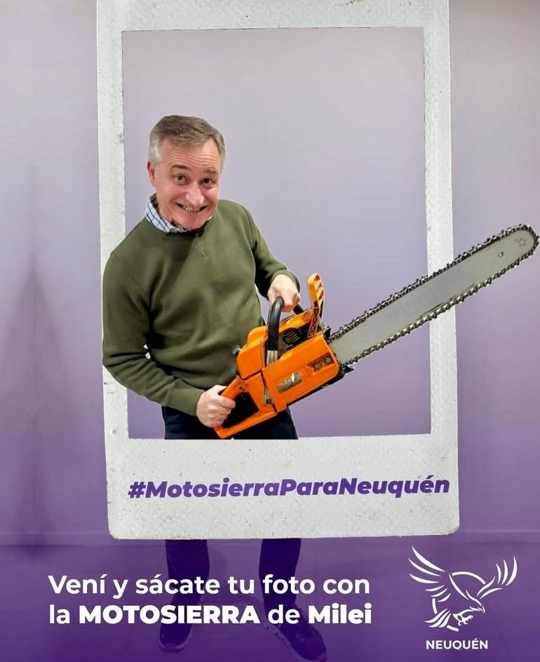 La imagen de la motosierra es casi exclusiva de Javier Milei. A tal punto que cualquier persona que se atreva a usar el ícono, desentona. Un tema que ya revisó La Libertad Avanza en Neuquén. La imagen de la motosierra es casi exclusiva de Javier Milei. A tal punto que cualquier persona que se atreva a usar el ícono, desentona. Un tema que ya revisó La Libertad Avanza en Neuquén.