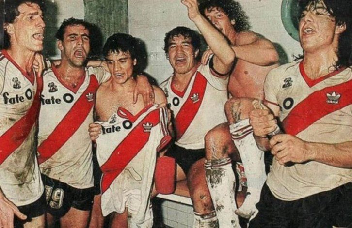 Ruggeri, Alzamendi, Enrique, Gallego, Troglio y el Búfalo Funes celebrando la Libertadores en el vestuario.