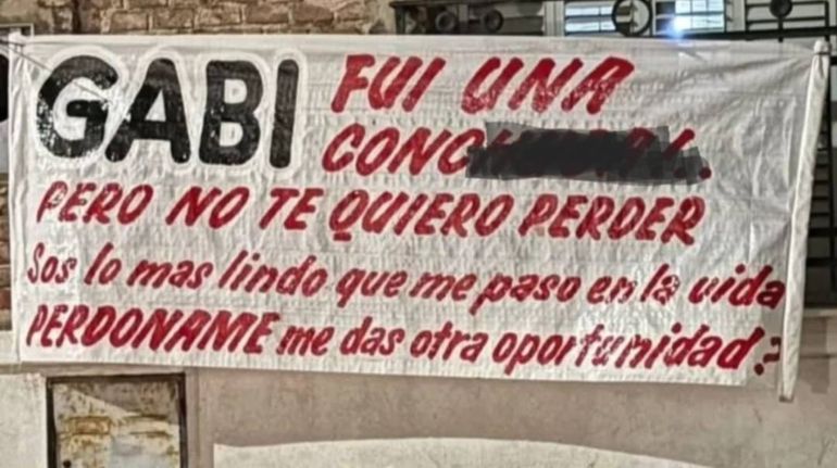 Le fue infiel a su novio y le pidió perdón colgando un pasacalles: "¿Me das otra oportunidad?"
