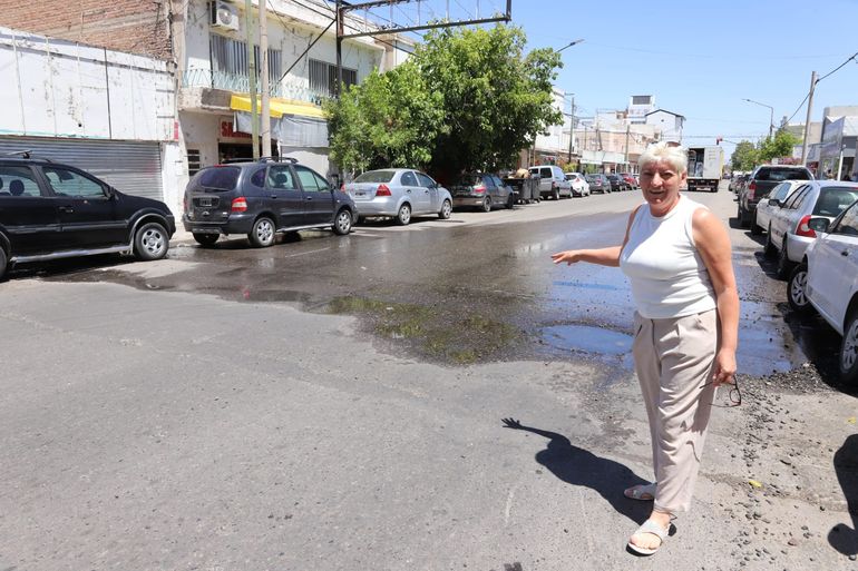 Los vecinos de calle Sarmiento al 600 reclaman por la rotura de cloacas / Foto