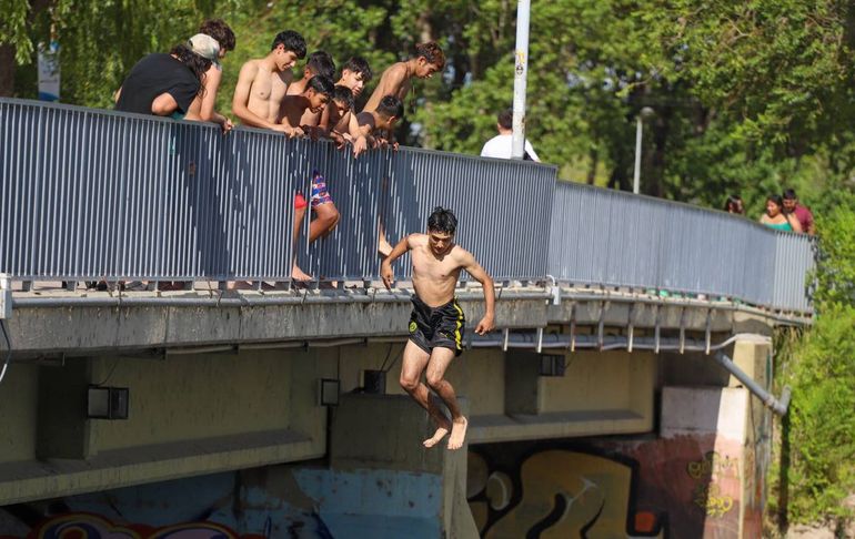 Una peligrosa tradición que preocupa en Neuquén: chicos y adolescentes siguen tirándose del puente en el río Grande