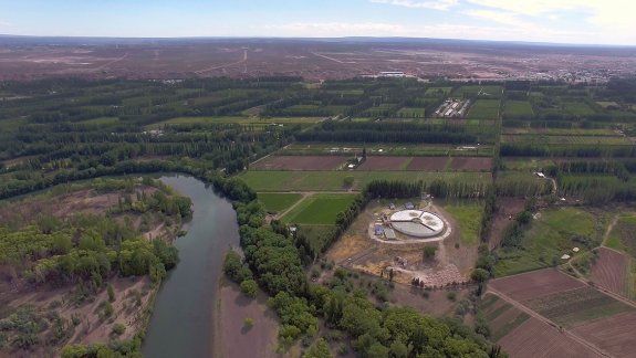 La planta cloacal de Centenario empezó a funcionar, pero falta infraestructura.