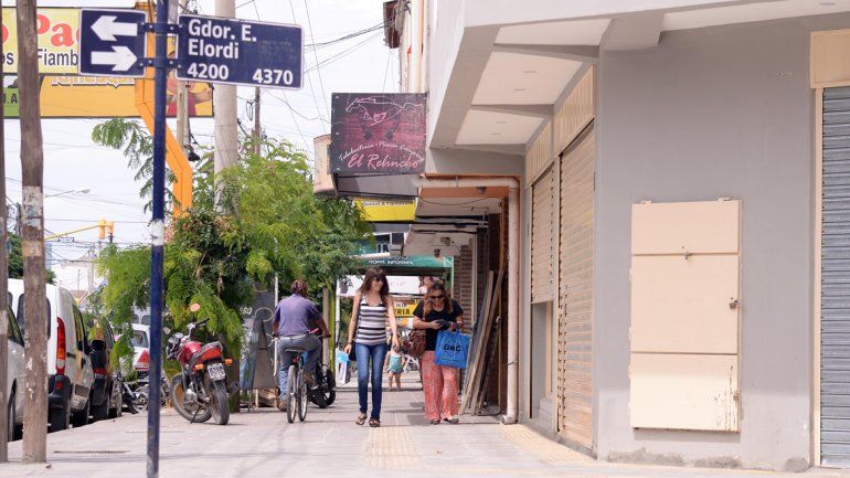 En las paradas de colectivo sobre calle Sarmiento operan los pungas. En el otro extremo de la ciudad