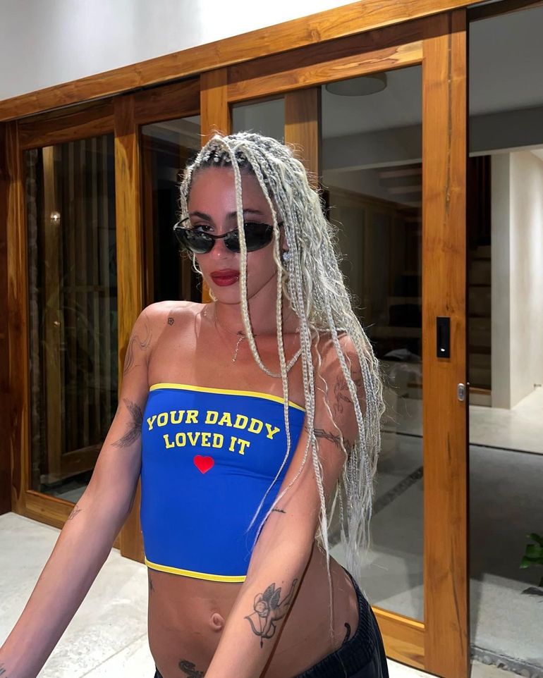 Tini Stoessel fue criticada por su apariencia durante su viaje. Tini Stoessel fue criticada por su apariencia durante su viaje.