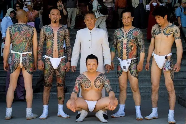 Miembros de la yakuza japonesa exhiben sus tatuajes. Miembros de la yakuza japonesa exhiben sus tatuajes.