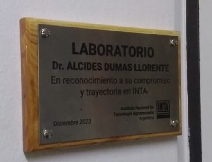 La placa en su honor. La placa en su honor.