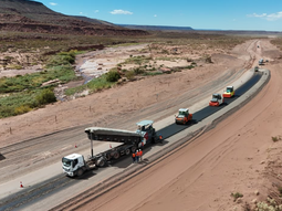 Comenzó el asfaltado en la ruta 7 y la obra registra un 25% de ejecución Comenzó el asfaltado en la ruta 7 y la obra registra un 25% de ejecución