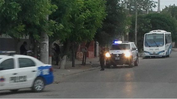 Balean a policía para robarle mientras esperaba el colectivo