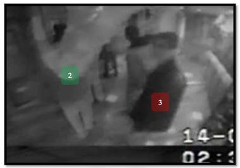 Esa es la captura del video donde la PSA rotula con el número 3 al posible Sergio Ávalos de acuerdo a un exhaustivo análisis del último VHS. Esa es la captura del video donde la PSA rotula con el número 3 al posible Sergio Ávalos de acuerdo a un exhaustivo análisis del último VHS.