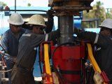 Foto de archivo. Trabajadores en un campo petrolífero con un taladro en una plataforma de extracción de la compañía estatal ecuatoriana Petroamazonas, en Tiputini. 19 de octubre de 2017. REUTERS/