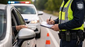 Un control vial en plena ruta puede derivar en multas si el conductor no presenta la documentación obligatoria. | LM Neuquen Un control vial en plena ruta puede derivar en multas si el conductor no presenta la documentación obligatoria.