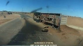 Impresionantes imágenes: volcó la batea de un camión en Ruta 7 y una combi con trabajadores se salvó de milagro | LM Neuquen Impresionantes imágenes: volcó la batea de un camión en Ruta 7 y una combi con trabajadores se salvó de milagro