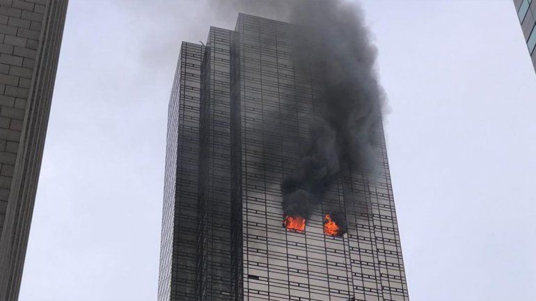 Un muerto y cuatro bomberos heridos por un incendio en la Torre Trump