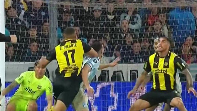 Salió el audio del VAR del polémico penal que le dieron a Racing contra Peñarol