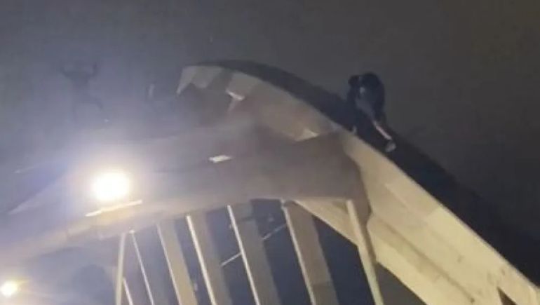 Una locura: así trepó un grupo de adolescentes el puente viejo de Neuquén